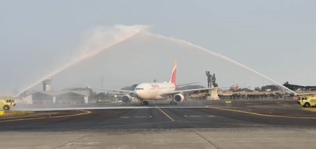 Iberia A330 water cannon salute Guayaquil