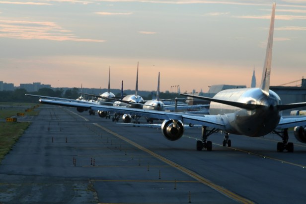 Cola de aviones en el Aeropuerto John F.Kennedy de Nueva York