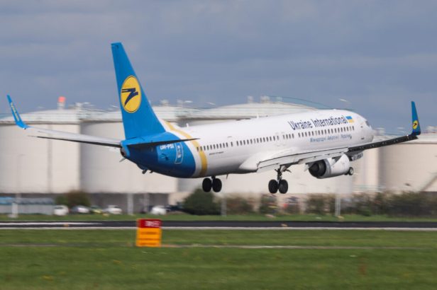 Boeing 737-900ER UR-PSI de Ukraine International Airlines aterrizando