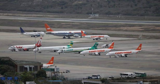 Aviones de Conviasa, Laser y Avior en un Aeropuerto de Venezuela