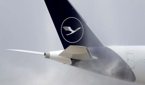 Cola de un avión de Lufthansa