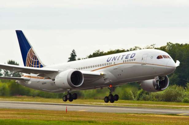 Boeing 787 Dreamliner de United Airlines despegando
